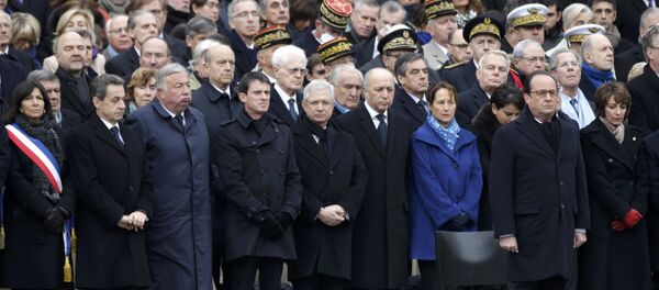 Presidente de Francia, François Hollande, y miembros de Gobierno de Francia rinden tributo a los fallecidos en los atentados del 13 de noviembre en una ceremonia de conmemoración - Sputnik Mundo