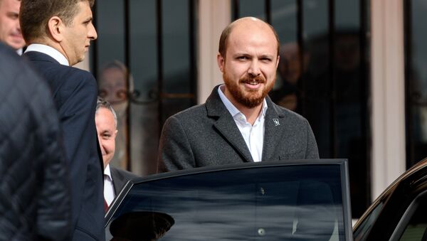 Turkish President's son Bilal Erdogan leaves a polling station in Istanbul on November 1, 2015 - Sputnik Mundo