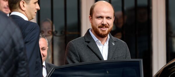 Turkish President's son Bilal Erdogan leaves a polling station in Istanbul on November 1, 2015 - Sputnik Mundo