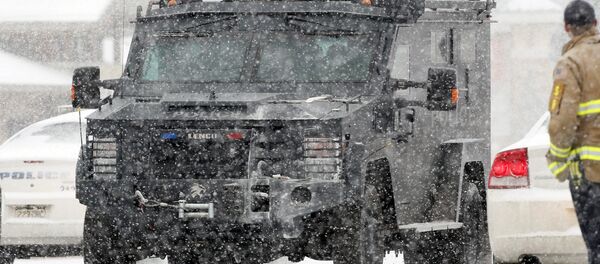 Un vehículo blindado de la policía en Colorado Springs - Sputnik Mundo