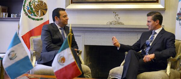 Presidente de Guatemala, Jimmy Morales (izda.) y presidente de México, Enrique Peña - Sputnik Mundo