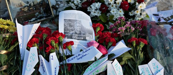 Los ciudadanos rinden homenaje a Oleg Peshkov, piloto del avión Su-24 derribado en Siria - Sputnik Mundo