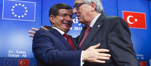 Primer ministro de Turquía, Ahmet Davutoglu, y presidente de la Comisión Europea, Jean-Claude Juncker Primer ministro de Turquía, Ahmet Davutoglu, y presidente de la Comisión Europea, Jean-Claude Juncker - Sputnik Mundo