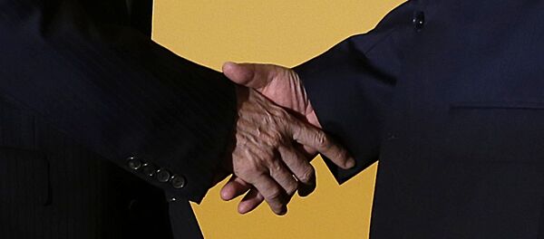 Presidente de China, Xi Jinping y presidende de Taiwán, Ma Ying-jeou, se dan un apretón de manos - Sputnik Mundo