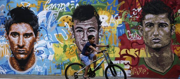 Retratos de Messi, Neymar y Ronaldo en un muro en Brasil Retratos de Messi, Neymar y Ronaldo en un muro en Brasil - Sputnik Mundo