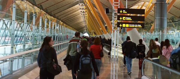 Los pasajeros en el Aeropuerto Barajas de Madrid (Archivo) - Sputnik Mundo