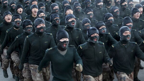 Militares chinos se entrenan en uniforme ligero a 20 grados bajo cero - Sputnik Mundo