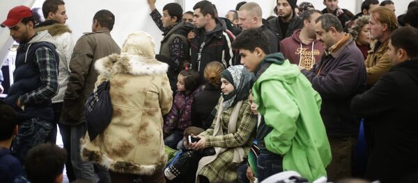 Migrants wait for registration at the central registration center for refugees and asylum seekers in Berlin - Sputnik Mundo