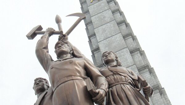 Escultura de obrero, campesino y intelectual y Torre Juche en Pionyang - Sputnik Mundo