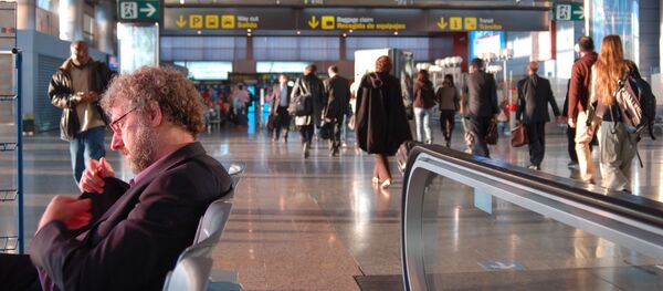 Pasajeros en el aeropuerto Barajas de Madrid - Sputnik Mundo