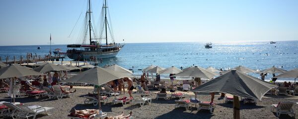 Turistas rusos en la playa de Antalya, Turquía - Sputnik Mundo