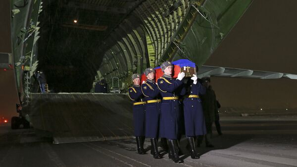 El avión con el cuerpo del piloto Oleg Peshkov en el aeródromo Chkálovski - Sputnik Mundo