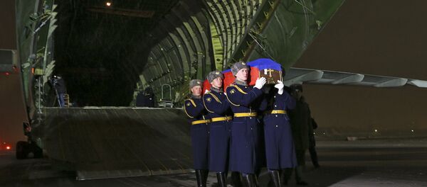 El avión con el cuerpo del piloto Oleg Peshkov en el aeródromo Chkálovski El avión con el cuerpo del piloto Oleg Peshkov en el aeródromo Chkálovski - Sputnik Mundo