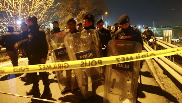 Policías turcos en el lugar de la explosión en Estambul Policías turcos en el lugar de la explosión en Estambul - Sputnik Mundo