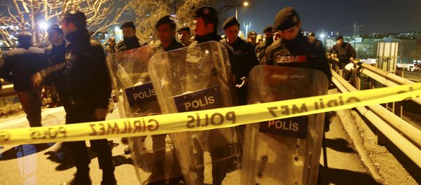 Policías turcos en el lugar de la explosión en Estambul Policías turcos en el lugar de la explosión en Estambul - Sputnik Mundo
