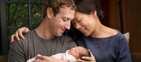 Mark Zuckerberg y su esposa, Priscilla Chan, con su hija recién nacida Mark Zuckerberg y su esposa, Priscilla Chan, con su hija recién nacida - Sputnik Mundo