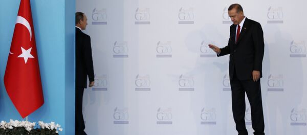 Presidente de Rusia, Vladímir Putin (izda.) y presidente de Turquía, Recep Tayyip Erdogan durante la cumbre del G20 en Antalya - Sputnik Mundo