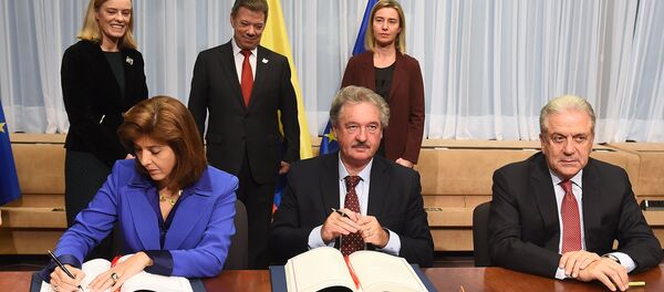 María Ángela Holguín y Jean Aselborn firman el acuerdo de exención de visados entre Colombia y la UE - Sputnik Mundo