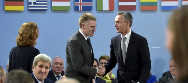 Ministro de Asuntos Exteriores de Montenegro, Igor Luksic, y secretario general de la OTAN, Jens Stoltenberg - Sputnik Mundo