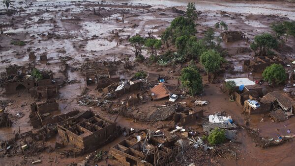 Consecuencias de la represa minera en Samarco, Brasil (archivo) - Sputnik Mundo