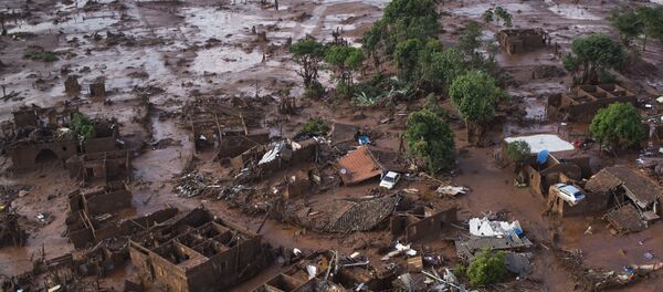 Consecuencias de la represa minera de Samarco el 5 de noviembre Consecuencias de la represa minera de Samarco el 5 de noviembre - Sputnik Mundo