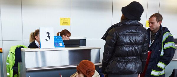 Control de pasaportes en el aeropuerto de Járkov - Sputnik Mundo