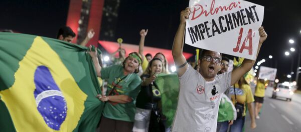 Los residentes protestas contra la presidenta Dilma Rousseff cerca del Congreso en Brasilia - Sputnik Mundo