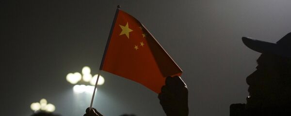Los ciudadanos con la bandera de China en la Plaza de Tiananmén cubierta de bruma industrial - Sputnik Mundo