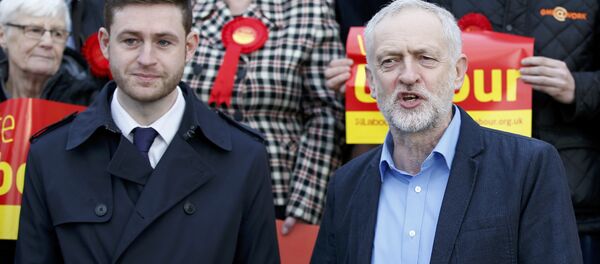 Diputado del Parlamento británico, Jim McMahon y líder del Partido laborista, Jeremy Corbyn - Sputnik Mundo