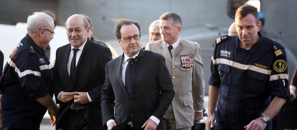 Jean-Yves Le Drian, ministro de Defensa de Francia y François Hollande, presidente de Francia - Sputnik Mundo