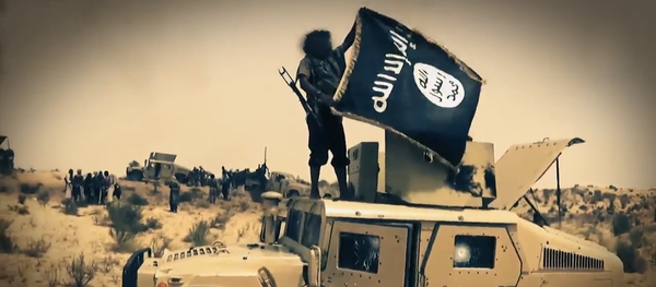 Terrorista con la bandera del Estado Islámico - Sputnik Mundo