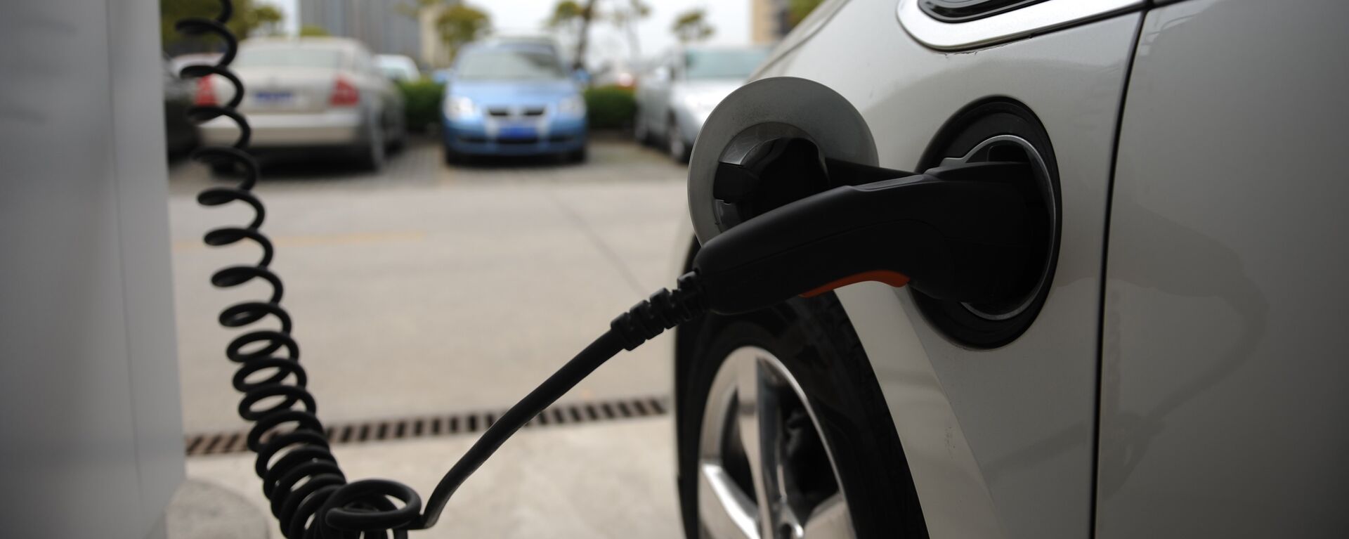 Un Chevrolet Volt eléctrico cargándose en un estacionamiento de General Motors (GM) en Shanghái, China - Sputnik Mundo, 1920, 10.05.2024