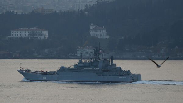 The Russian Navy's large landing ship Caesar Kunikov sets sail in the Bosphorus towards the Black Sea, in Istanbul, Turkey, November 25, 2015 - Sputnik Mundo