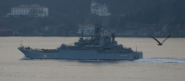 The Russian Navy's large landing ship Caesar Kunikov sets sail in the Bosphorus towards the Black Sea, in Istanbul, Turkey, November 25, 2015 - Sputnik Mundo