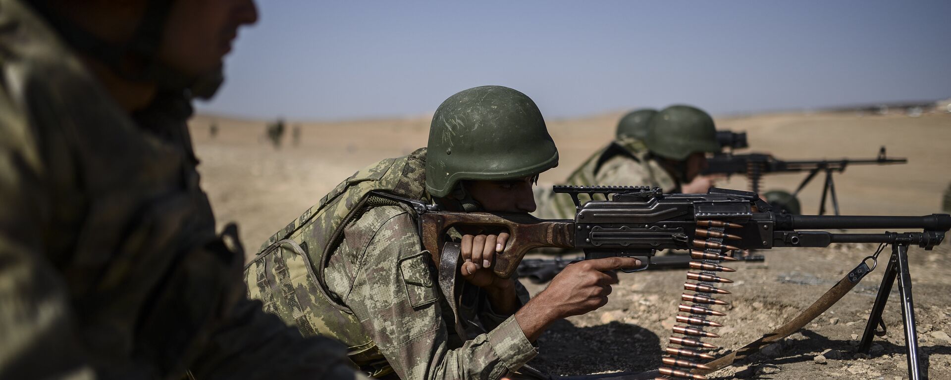 Turkish soldiers check the Syrian border near the Mursitpinar border crossing on the Turkish-Syrian border in the southeastern town of Suruc, Sanliurfa province, on October 4, 2014 - Sputnik Mundo, 1920, 24.11.2022