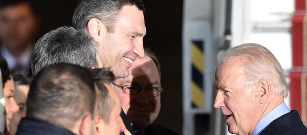 Vitali Klichkó, alcalde de Kiev y Joe Biden, vicepresidente de EEUU - Sputnik Mundo