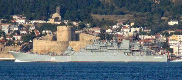 Buque de desembargo Tsésar Kúnikov atraviesa el Bósforo - Sputnik Mundo