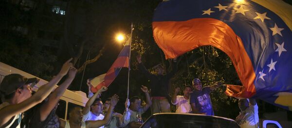 Partidarios de la MUD celebran su victoria en las elecciones parlamentarias de Venezuela, el 7 de diciembre de 2015 - Sputnik Mundo