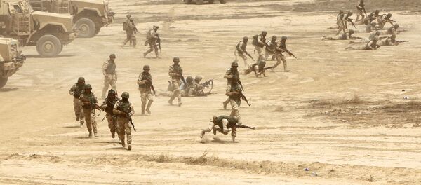Soldados iraquíes se entrenan durante maniobras - Sputnik Mundo