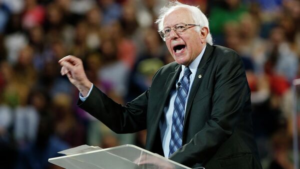 Democratic presidential candidate, Sen. Bernie Sanders, I-Vt. gestures during a speech at Liberty University in Lynchburg, Va., Monday, Sept. 14, 2015. - Sputnik Mundo