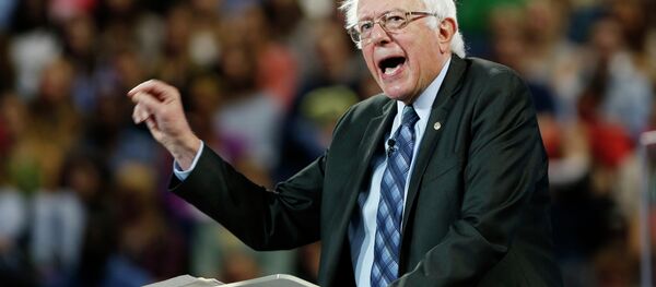 Democratic presidential candidate, Sen. Bernie Sanders, I-Vt. gestures during a speech at Liberty University in Lynchburg, Va., Monday, Sept. 14, 2015. - Sputnik Mundo