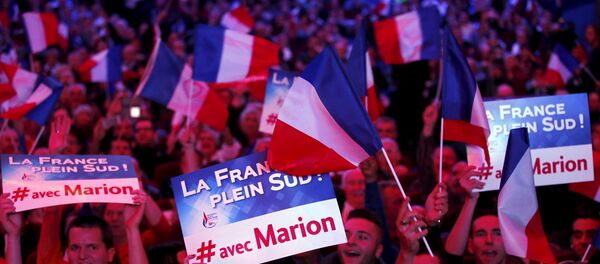 Partidarios de Frente Nacional con las banderas de Francia - Sputnik Mundo