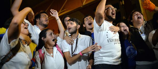 Partidarios de la oposición venezolana en Caracas - Sputnik Mundo