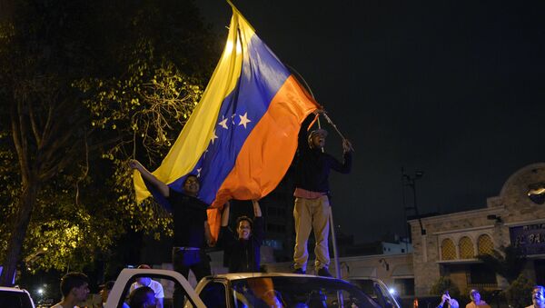 Partidarios de la oposición venezolana en Caracas - Sputnik Mundo