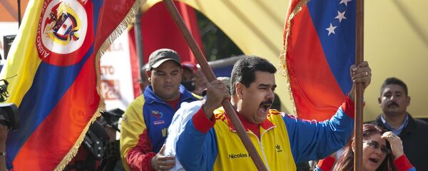 Nicolás Maduro, presidente de Venezuela, con las banderas de Colombia y Venezuela (archivo) - Sputnik Mundo