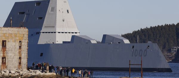 The first Zumwalt-class destroyer, USS Zumwalt, the largest ever built for the U.S. Navy, passes spectators at Fort Popham at the mouth of the Kennebec River in Phibbsburg, Maine, Monday, Dec. 7, 2015, in Bath, Maine - Sputnik Mundo