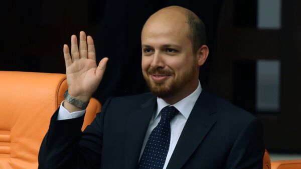 Recep Tayyip Erdogan's son, Bilal Erdogan, left, and daughter, Sumeyye Erdogan, smile as their father takes the oath of office at the parliament in Ankara, Turkey, Thursday, Aug. 28, 2014. - Sputnik Mundo