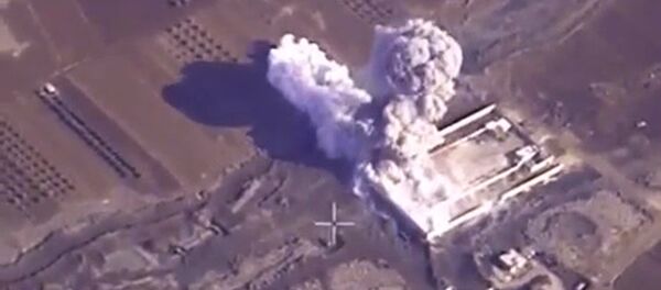 Ataques aéreos rusos contra las posiciones de Daesh y otros grupos terroristas en Siria - Sputnik Mundo