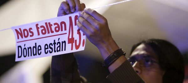 Manifestación en conmemoración de estudiantes asesinados de Ayotzinapa - Sputnik Mundo