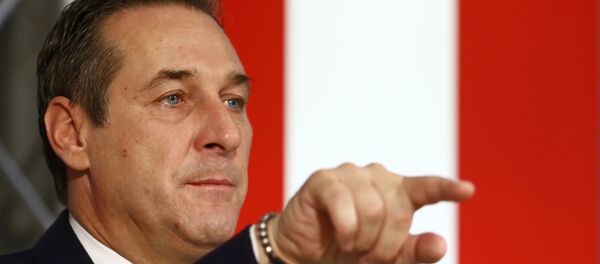 Head of the Austrian Freedom Party (FPOe) Heinz-Christian Strache addresses a news conference in Vienna, Austria, November 20, 2015 - Sputnik Mundo